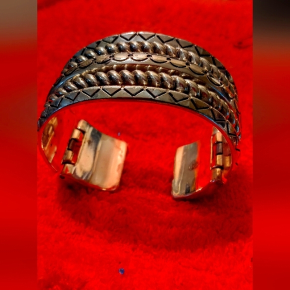 Brighton Silvertone heart design pattern size 7 Cuff Bracelet. - Picture 2 of 7